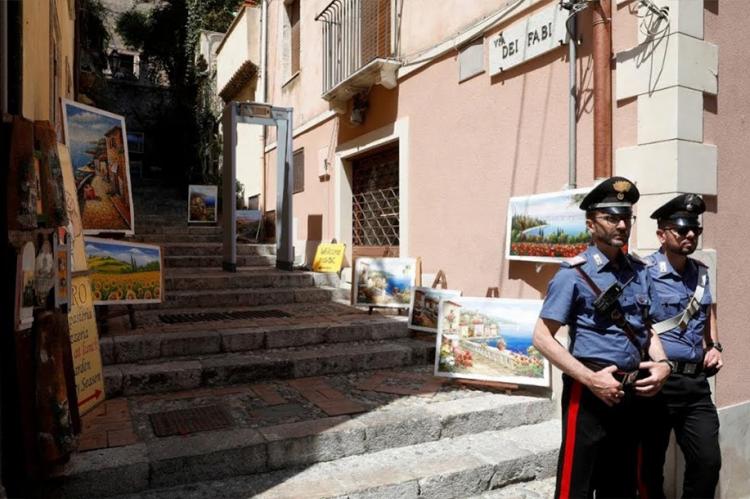 Η ΙΤΑΛΙΚΗ ΑΣΤΥΝΟΜΙΑ ΕΞΑΡΘΡΩΣΕ ΔΥΟ ΣΥΜΜΟΡΙΕΣ ΣΤΗ ΣΙΚΕΛΙΑ ΠΟΥ ΣΧΕΤΙΖΟΝΤΑΝ ΜΕ ΑΣΦΑΛΙΣΤΙΚΕΣ ΑΠΑΤΕΣ
