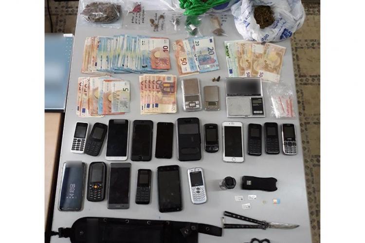 Από το Τμήμα Δίωξης Ναρκωτικών της Υποδιεύθυνσης Ασφάλειας Ιωαννίνων, εξαρθρώθηκε πολυμελής εγκληματική ομάδα, τα μέλη της οποίας δραστηριοποιούνταν συστηματικά στην εισαγωγή, αποθήκευση και διακίνηση ακατέργαστης κάνναβης και κοκαΐνης