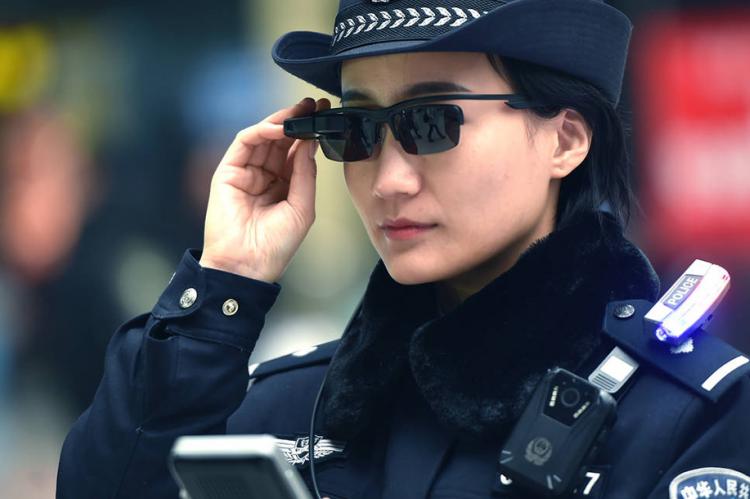 Η Αστυνομία της Κίνας χρησιμοποιεί γυαλιά με τεχνολογία αναγνώρισης προσώπου για τον εντοπισμό εγκληματιών