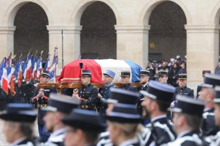 Ύστατος φόρος τιμής στον ήρωα γάλλο αστυνομικό που θυσιάστηκε