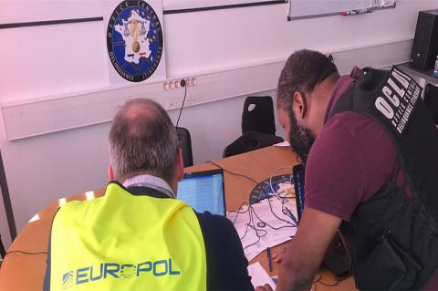 ΕΞΙ ΥΠΟΠΤΟΙ ΣΥΝΕΛΗΦΘΗΣΑΝ ΣΤΗ ΓΑΛΛΙΑ ΚΑΙ ΤΗΝ ΠΟΛΩΝΙΑ, ΚΑΤΗΓΟΡΟΥΜΕΝΟΙ ΓΙΑ ΛΗΣΤΕΙΕΣ ΕΜΠΟΡΕΥΜΑΤΩΝ ΑΞΙΑΣ 1,5 ΕΚΑΤΟΜΜΥΡΙΩΝ ΕΥΡΩ.
