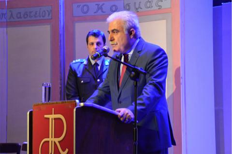ΤΟ ΘΕΡΜΟ ΧΕΙΡΟΚΡΟΤΗΜΑ ΤΟΥ ΚΟΙΝΟΥ ΤΗΣ ΠΑΤΡΑΣ ΑΠΕΣΠΑΣΕ Η ΘΕΑΤΡΙΚΗ ΠΑΡΑΣΤΑΣΗ «Η ΚΟΜΙΣΣΑ ΤΗΣ ΦΑΜΠΡΙΚΑΣ», ΠΟΥ ΠΑΡΟΥΣΙΑΣΕ Η ΘΕΑΤΡΙΚΗ ΟΜΑΔΑ ΤΗΣ ΕΛΛΗΝΙΚΗΣ ΑΣΤΥΝΟΜΙΑΣ
