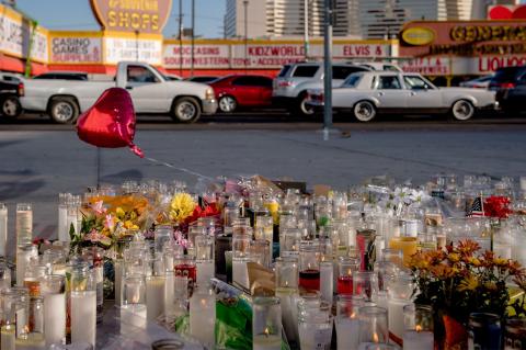 Βαρύτατο φόρο αίματος πλήρωσε το Las Vegas από πυρά οπλοφόρου κατά πλήθους που παρακολουθούσε συναυλία.