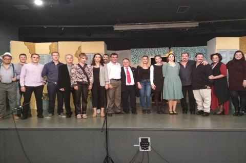 ΜΕ ΙΔΙΑΙΤΕΡΗ ΕΠΙΤΥΧΙΑ ΠΑΡΟΥΣΙΑΣΤΗΚΕ ΚΑΙ ΣΤΟ ΝΗΣΙ ΤΗΣ ΣΑΜΟΥ Η ΘΕΑΤΡΙΚΗ ΠΑΡΑΣΤΑΣΗ «Η ΚΟΜΙΣΣΑ ΤΗΣ ΦΑΜΠΡΙΚΑΣ»