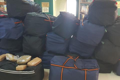 Σχεδόν ένας τόνος κάνναβης εντοπίστηκε και κατασχέθηκε σε όχημα που οδηγούσε 30χρονος αλλοδαπός, ο οποίος και συνελήφθη 