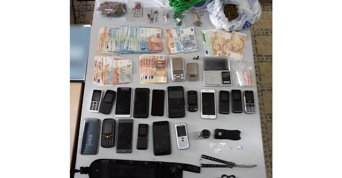 Από το Τμήμα Δίωξης Ναρκωτικών της Υποδιεύθυνσης Ασφάλειας Ιωαννίνων, εξαρθρώθηκε πολυμελής εγκληματική ομάδα, τα μέλη της οποίας δραστηριοποιούνταν συστηματικά στην εισαγωγή, αποθήκευση και διακίνηση ακατέργαστης κάνναβης και κοκαΐνης