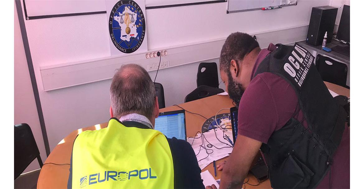 ΕΞΙ ΥΠΟΠΤΟΙ ΣΥΝΕΛΗΦΘΗΣΑΝ ΣΤΗ ΓΑΛΛΙΑ ΚΑΙ ΤΗΝ ΠΟΛΩΝΙΑ, ΚΑΤΗΓΟΡΟΥΜΕΝΟΙ ΓΙΑ ΛΗΣΤΕΙΕΣ ΕΜΠΟΡΕΥΜΑΤΩΝ ΑΞΙΑΣ 1,5 ΕΚΑΤΟΜΜΥΡΙΩΝ ΕΥΡΩ.