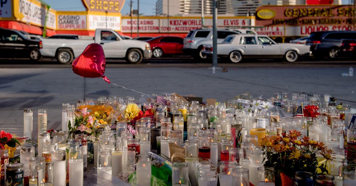 Βαρύτατο φόρο αίματος πλήρωσε το Las Vegas από πυρά οπλοφόρου κατά πλήθους που παρακολουθούσε συναυλία.