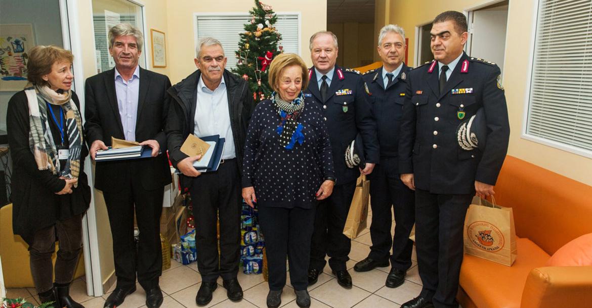 Στο Κέντρο Βρεφών «Μητέρα» και στο Κέντρο «Ανοιχτή Αγκαλιά» προσέφερε η Ελληνική Αστυνομία διάφορα είδη.