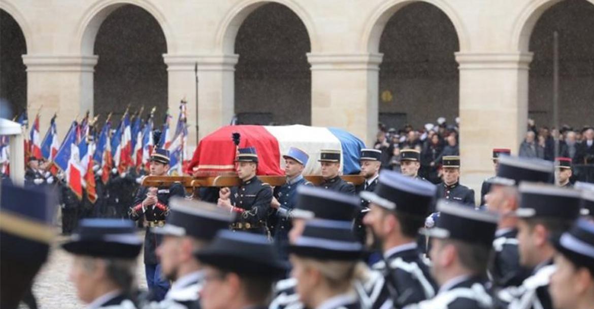 Ύστατος φόρος τιμής στον ήρωα γάλλο αστυνομικό που θυσιάστηκε