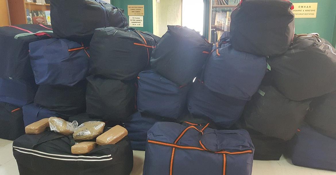 Σχεδόν ένας τόνος κάνναβης εντοπίστηκε και κατασχέθηκε σε όχημα που οδηγούσε 30χρονος αλλοδαπός, ο οποίος και συνελήφθη 